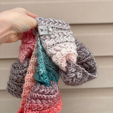 Detailed view of gradient yarn colour transition on crochet headband – handmade in Canada.