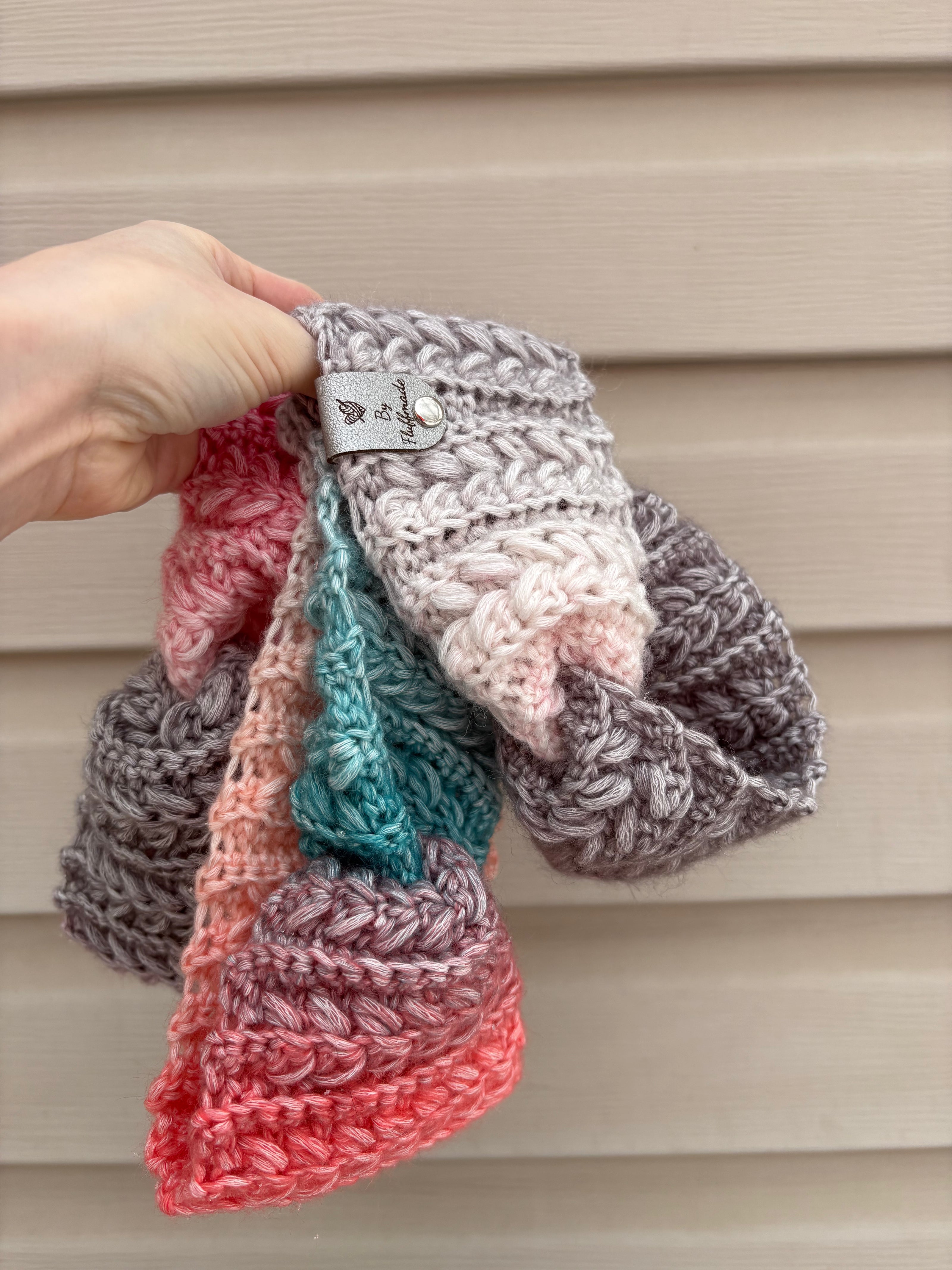 Detailed view of gradient yarn colour transition on crochet headband – handmade in Canada.