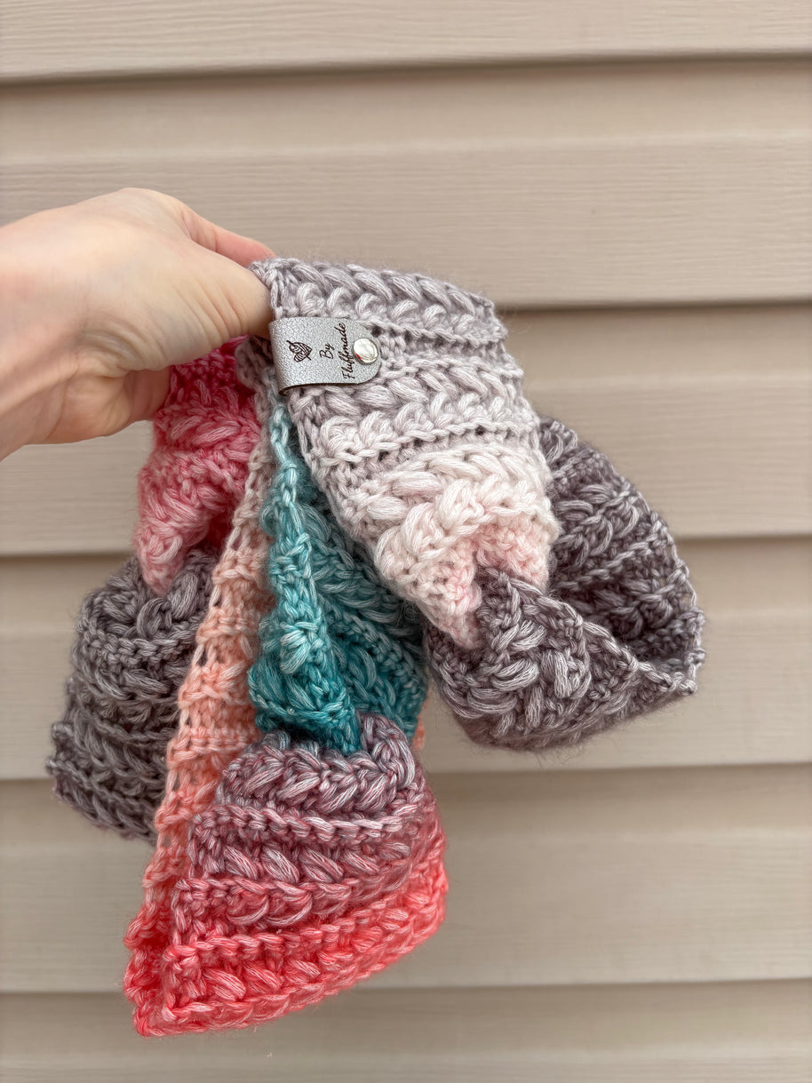 Detailed view of gradient yarn colour transition on crochet headband – handmade in Canada.